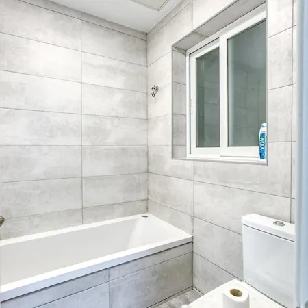 - Modern, Bright & Comfortable *