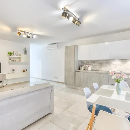 - Modern, Bright & Comfortable
