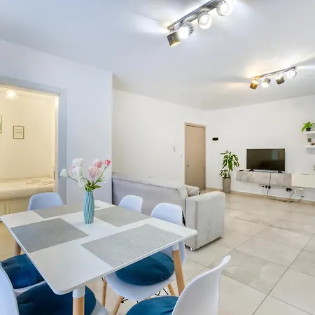 - Modern, Bright & Comfortable Apartmán *