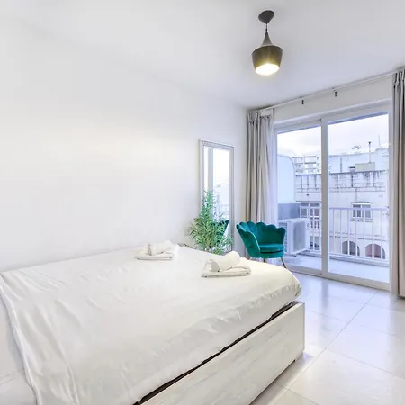 - Modern, Bright & Comfortable Lägenhet *